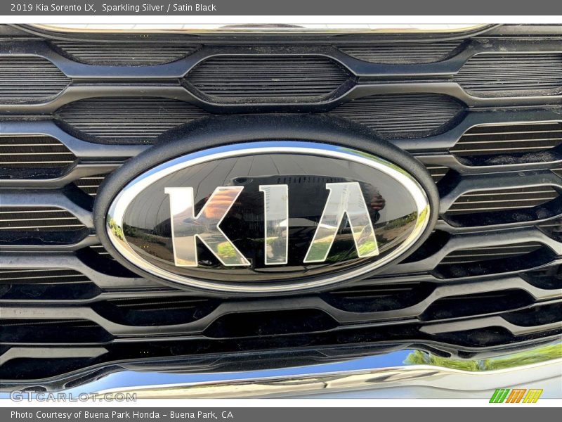 Sparkling Silver / Satin Black 2019 Kia Sorento LX