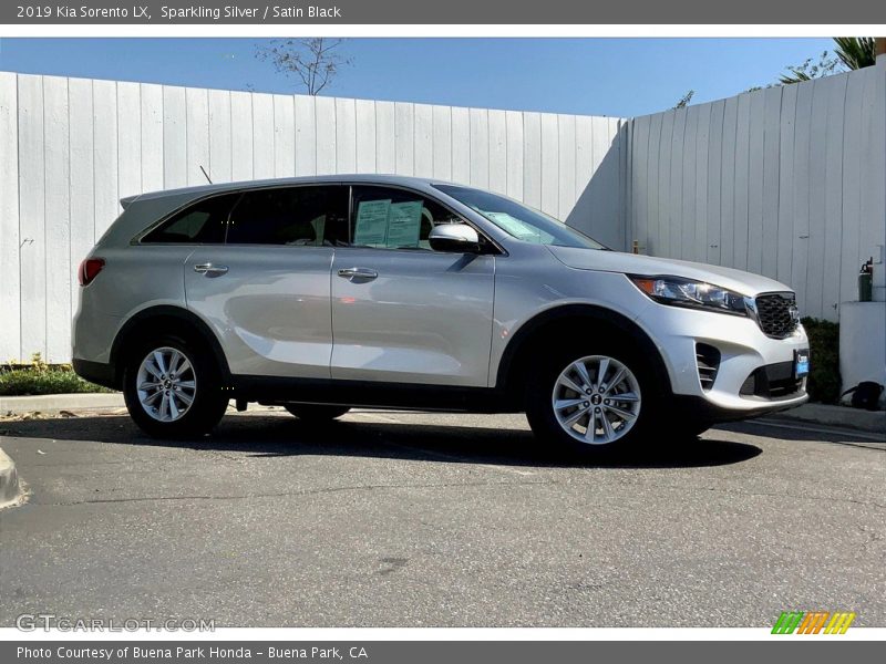 Sparkling Silver / Satin Black 2019 Kia Sorento LX