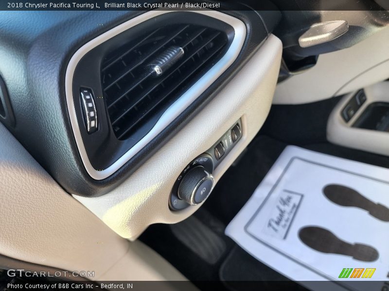 Brilliant Black Crystal Pearl / Black/Diesel 2018 Chrysler Pacifica Touring L