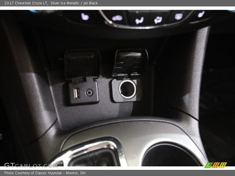Silver Ice Metallic / Jet Black 2017 Chevrolet Cruze LT