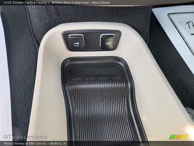 Brilliant Black Crystal Pearl / Black/Diesel 2018 Chrysler Pacifica Touring L