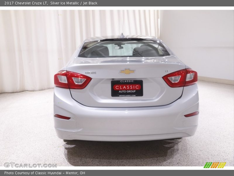 Silver Ice Metallic / Jet Black 2017 Chevrolet Cruze LT