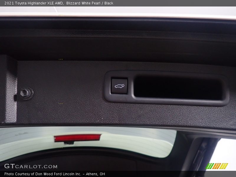 Blizzard White Pearl / Black 2021 Toyota Highlander XLE AWD
