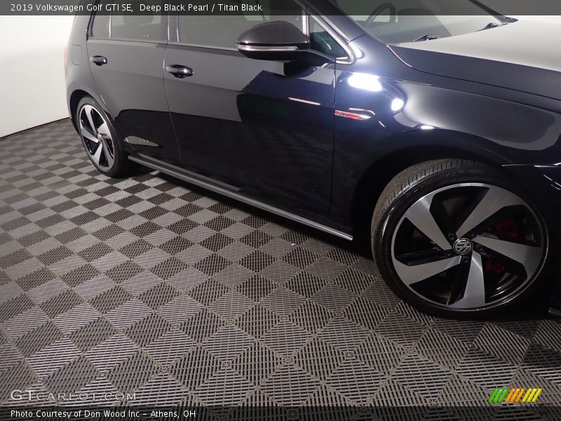 Deep Black Pearl / Titan Black 2019 Volkswagen Golf GTI SE