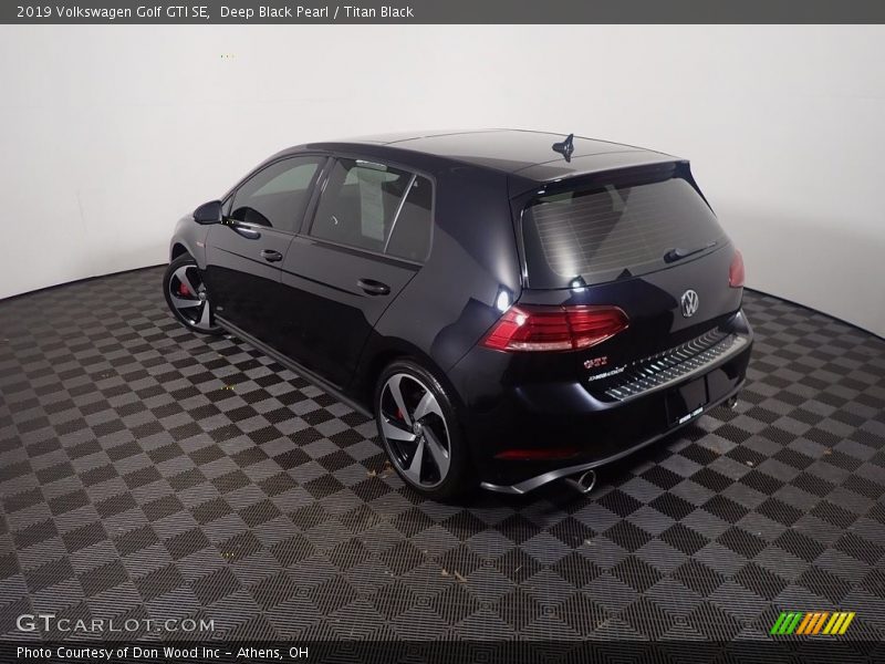 Deep Black Pearl / Titan Black 2019 Volkswagen Golf GTI SE