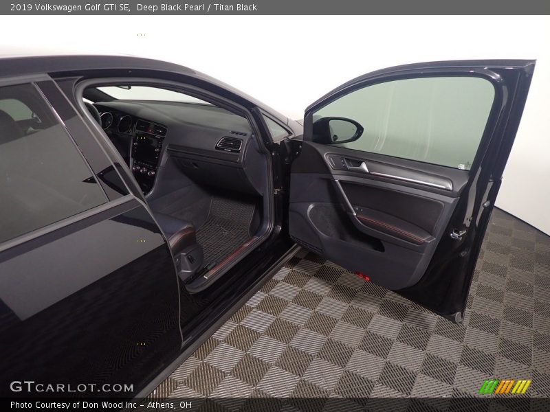 Deep Black Pearl / Titan Black 2019 Volkswagen Golf GTI SE