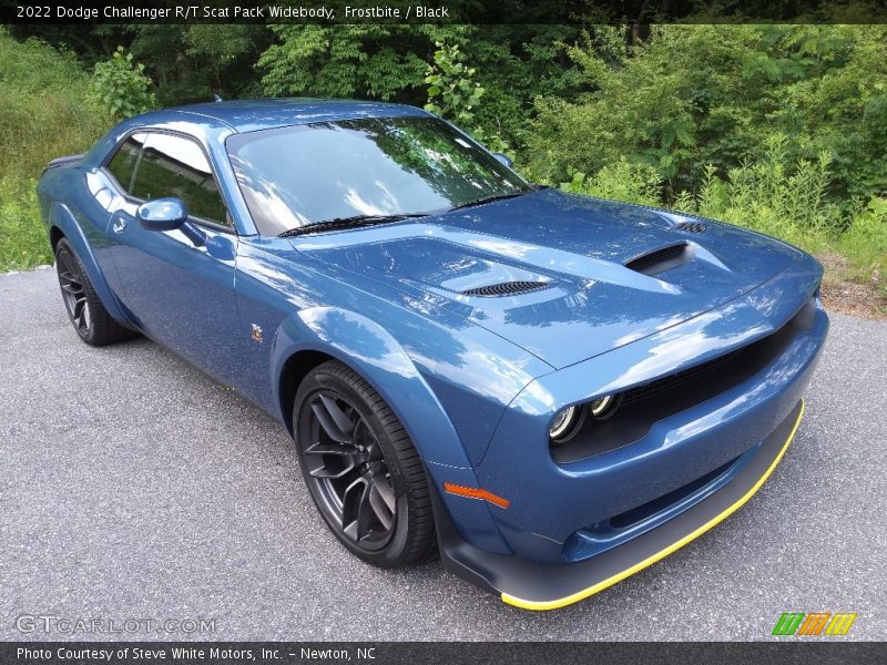 Front 3/4 View of 2022 Challenger R/T Scat Pack Widebody