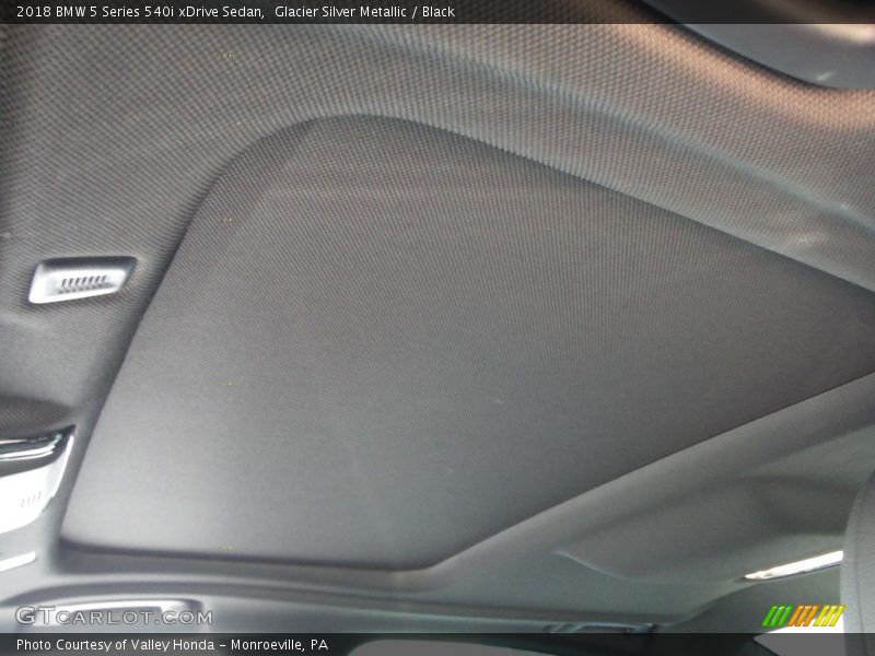Glacier Silver Metallic / Black 2018 BMW 5 Series 540i xDrive Sedan