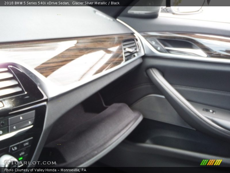 Glacier Silver Metallic / Black 2018 BMW 5 Series 540i xDrive Sedan