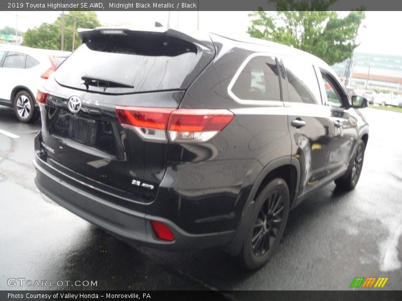 Midnight Black Metallic / Black 2019 Toyota Highlander SE AWD