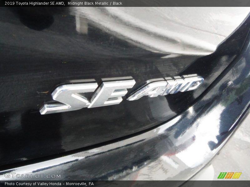 Midnight Black Metallic / Black 2019 Toyota Highlander SE AWD
