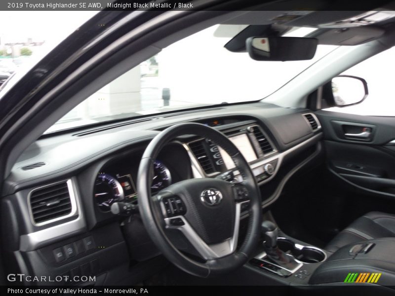 Midnight Black Metallic / Black 2019 Toyota Highlander SE AWD