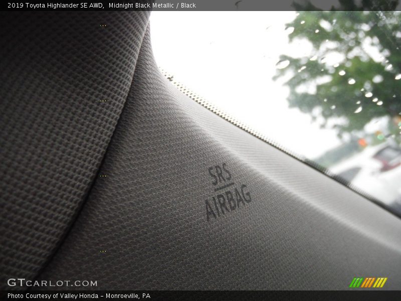 Midnight Black Metallic / Black 2019 Toyota Highlander SE AWD