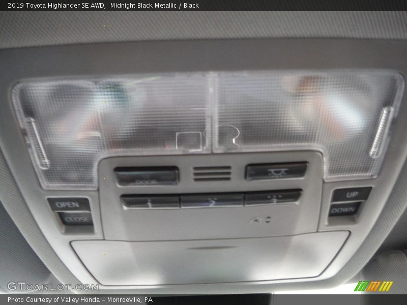 Midnight Black Metallic / Black 2019 Toyota Highlander SE AWD