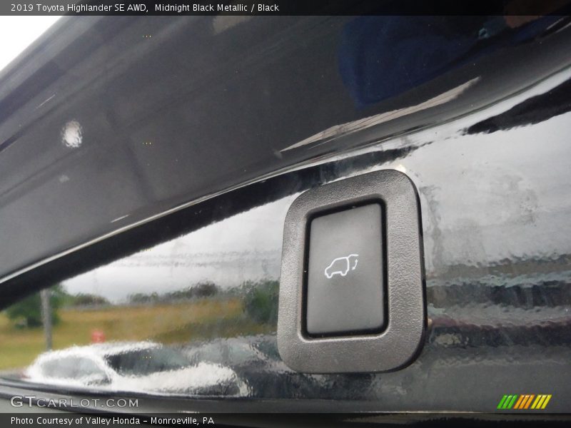 Midnight Black Metallic / Black 2019 Toyota Highlander SE AWD