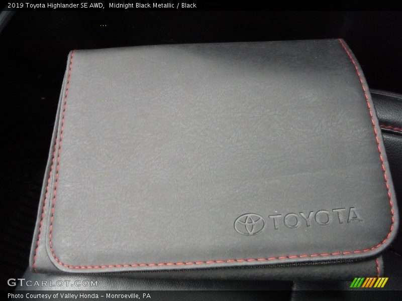Midnight Black Metallic / Black 2019 Toyota Highlander SE AWD