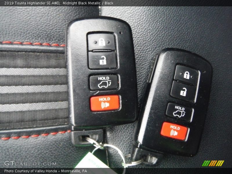 Midnight Black Metallic / Black 2019 Toyota Highlander SE AWD