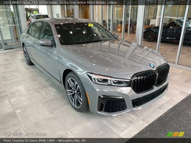 Front 3/4 View of 2022 7 Series 740i xDrive Sedan
