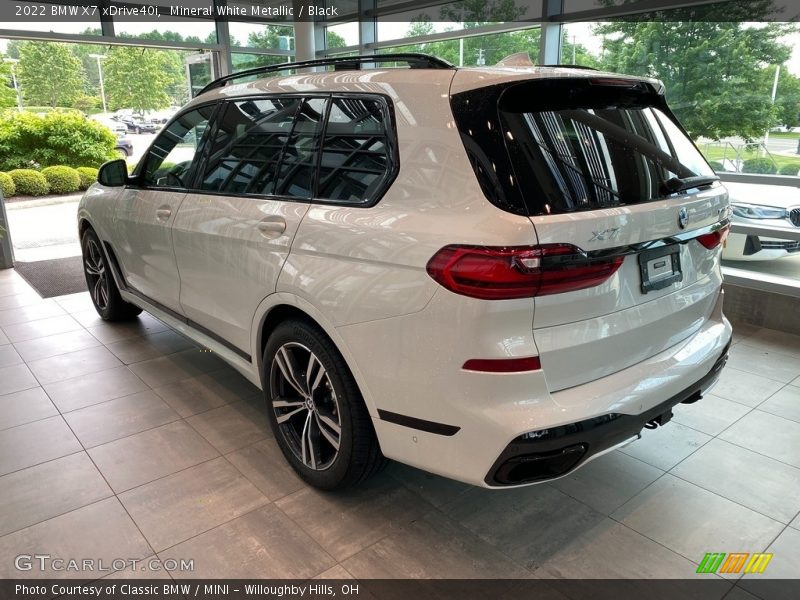 Mineral White Metallic / Black 2022 BMW X7 xDrive40i