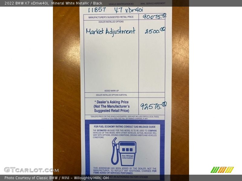 Mineral White Metallic / Black 2022 BMW X7 xDrive40i