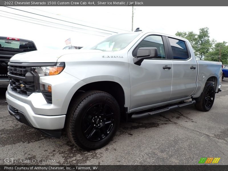 Front 3/4 View of 2022 Silverado 1500 Custom Crew Cab 4x4