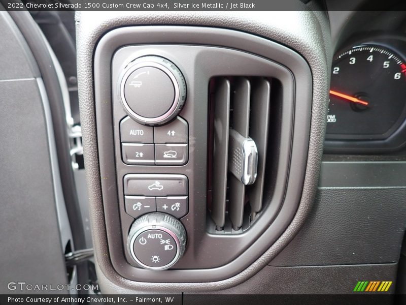 Controls of 2022 Silverado 1500 Custom Crew Cab 4x4