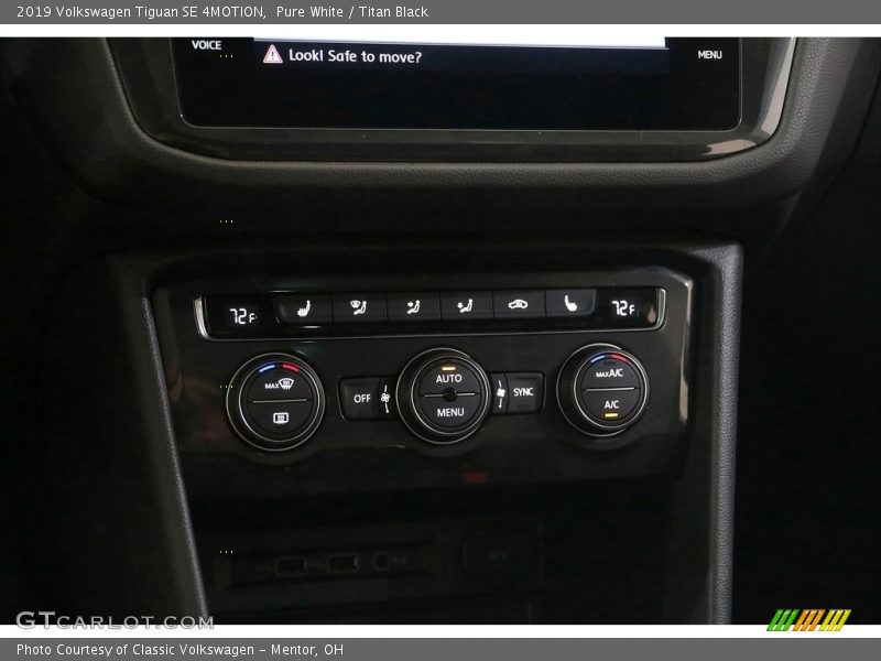 Pure White / Titan Black 2019 Volkswagen Tiguan SE 4MOTION