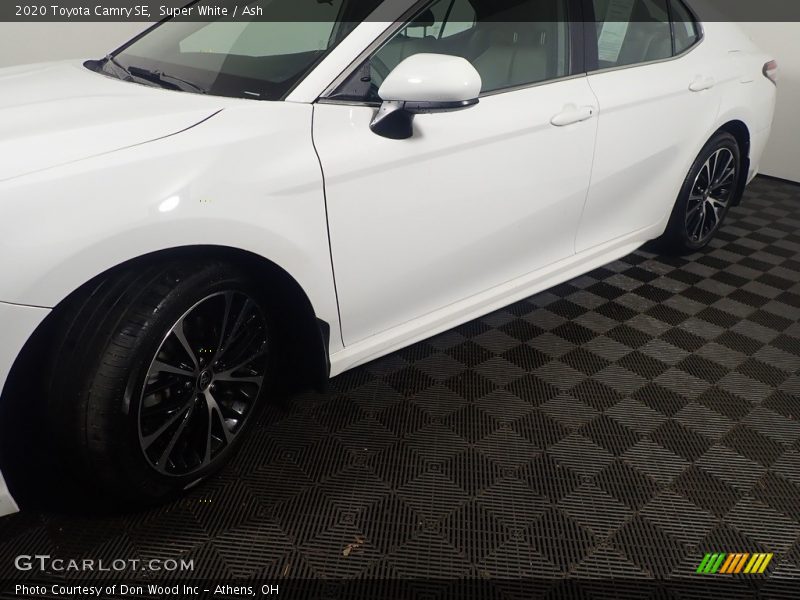 Super White / Ash 2020 Toyota Camry SE
