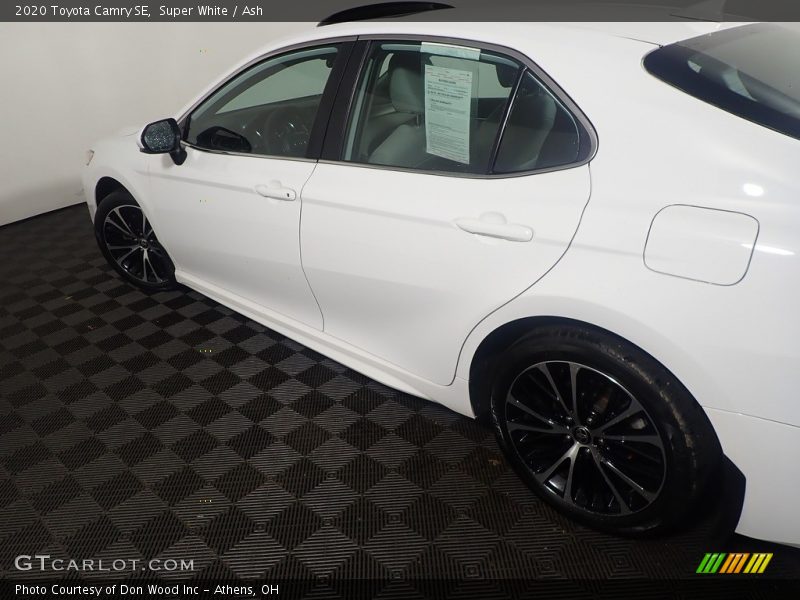 Super White / Ash 2020 Toyota Camry SE
