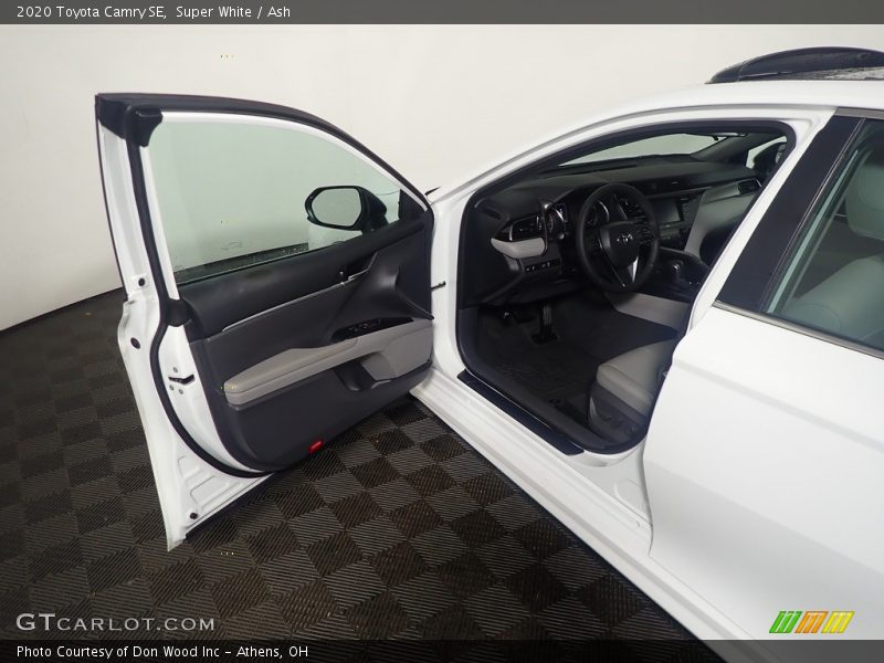 Super White / Ash 2020 Toyota Camry SE