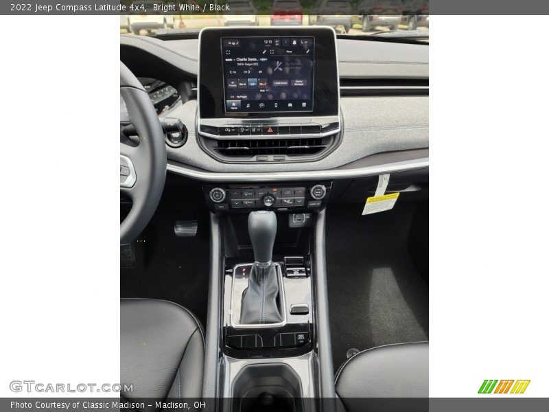 Bright White / Black 2022 Jeep Compass Latitude 4x4