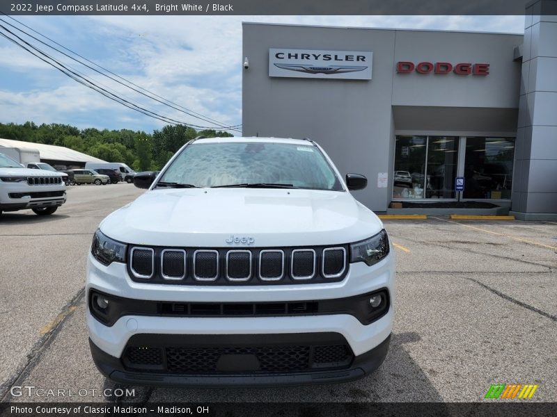 Bright White / Black 2022 Jeep Compass Latitude 4x4