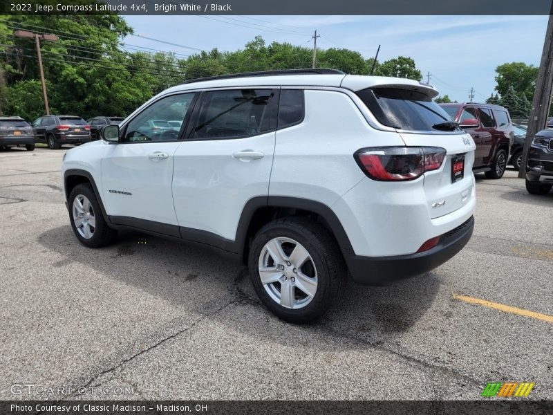 Bright White / Black 2022 Jeep Compass Latitude 4x4