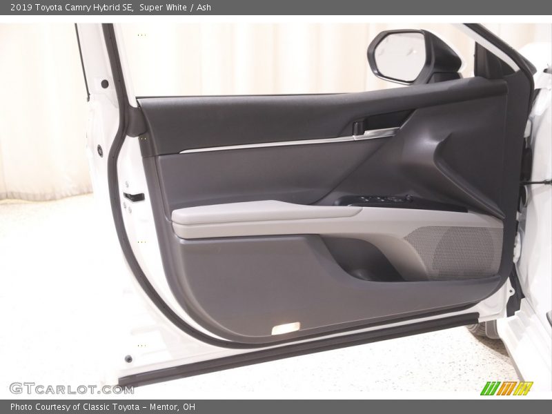 Super White / Ash 2019 Toyota Camry Hybrid SE