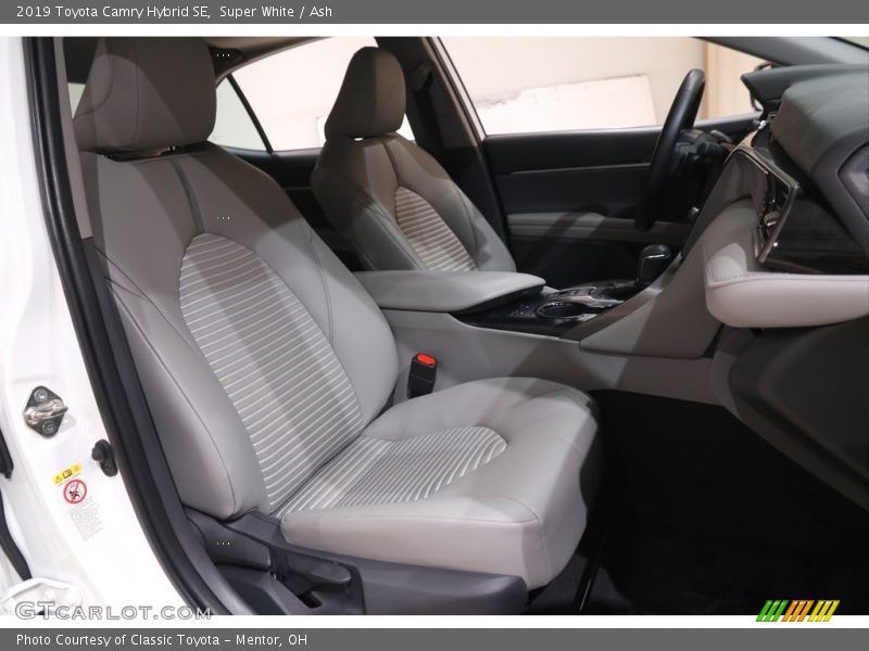 Super White / Ash 2019 Toyota Camry Hybrid SE