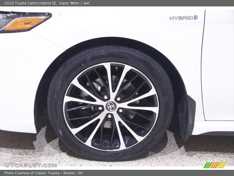 Super White / Ash 2019 Toyota Camry Hybrid SE