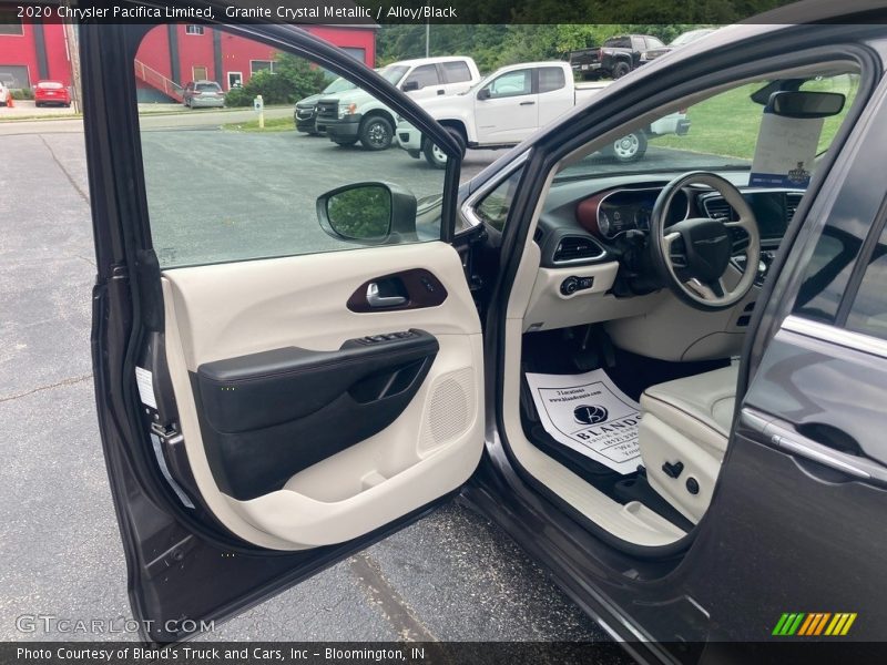 Granite Crystal Metallic / Alloy/Black 2020 Chrysler Pacifica Limited