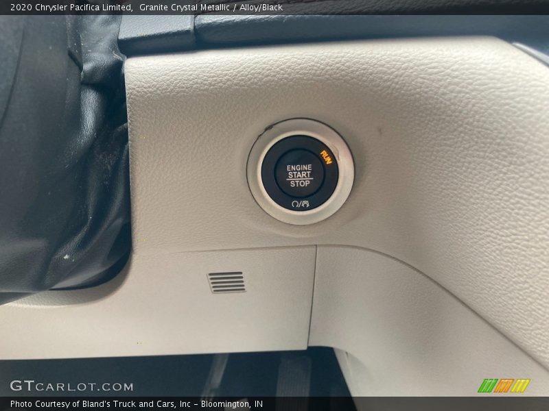 Granite Crystal Metallic / Alloy/Black 2020 Chrysler Pacifica Limited