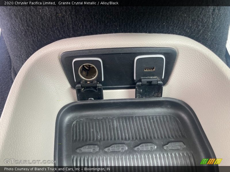 Granite Crystal Metallic / Alloy/Black 2020 Chrysler Pacifica Limited