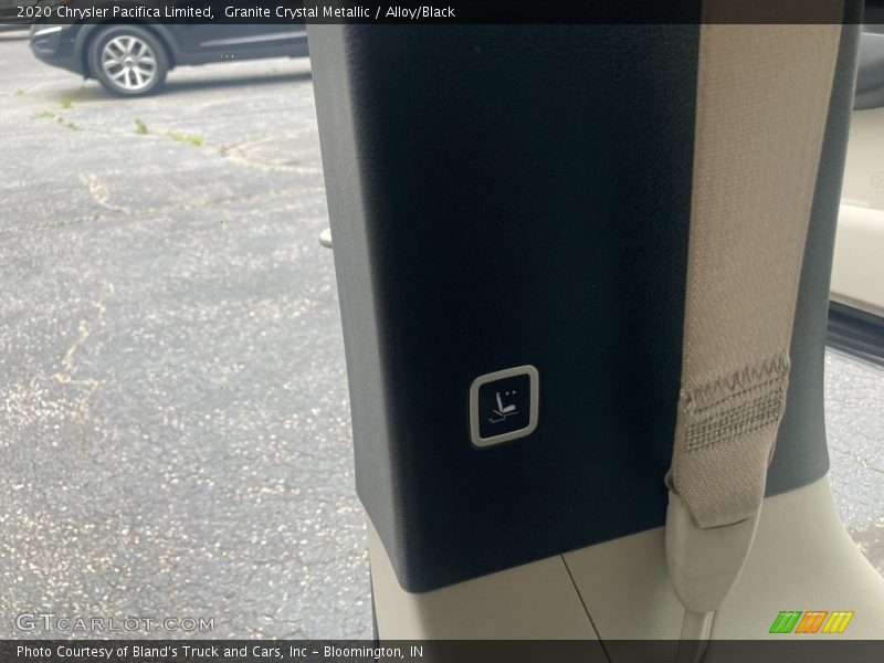 Granite Crystal Metallic / Alloy/Black 2020 Chrysler Pacifica Limited