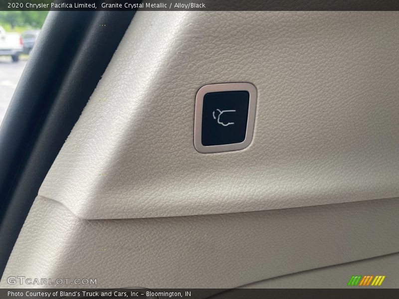 Granite Crystal Metallic / Alloy/Black 2020 Chrysler Pacifica Limited
