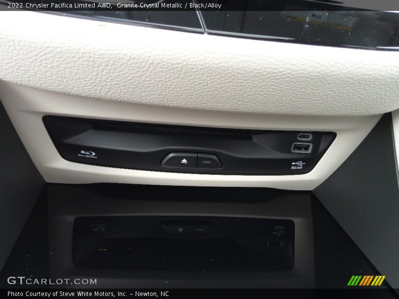 Granite Crystal Metallic / Black/Alloy 2022 Chrysler Pacifica Limited AWD