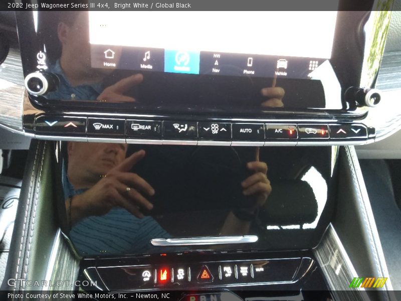 Bright White / Global Black 2022 Jeep Wagoneer Series III 4x4