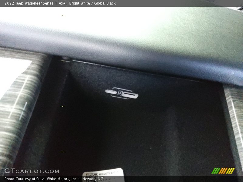 Bright White / Global Black 2022 Jeep Wagoneer Series III 4x4