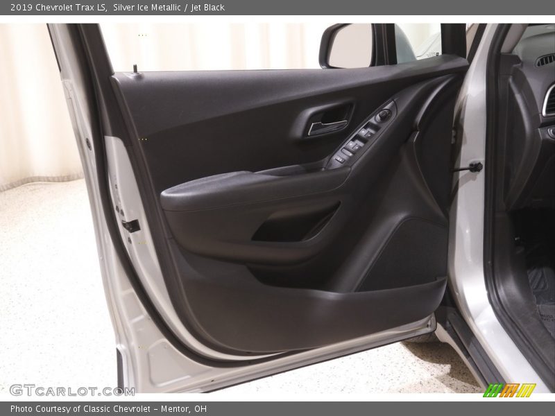 Silver Ice Metallic / Jet Black 2019 Chevrolet Trax LS