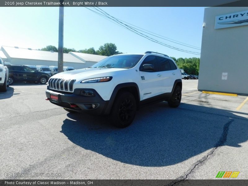 Bright White / Black 2016 Jeep Cherokee Trailhawk 4x4
