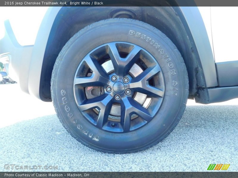 Bright White / Black 2016 Jeep Cherokee Trailhawk 4x4
