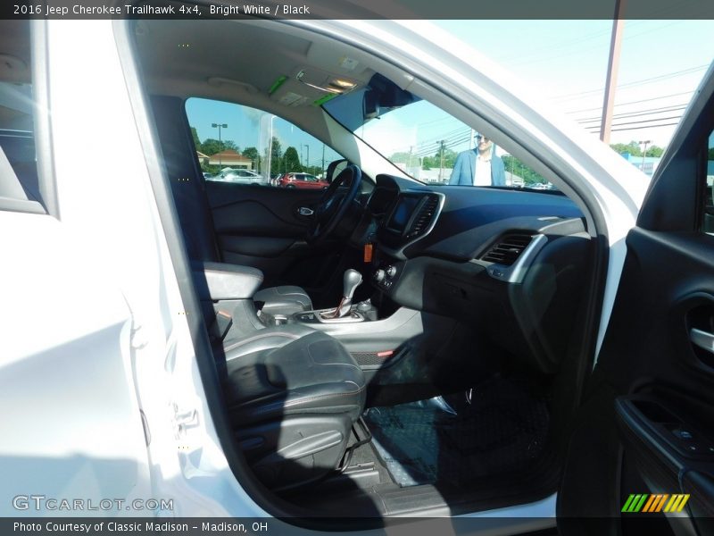 Bright White / Black 2016 Jeep Cherokee Trailhawk 4x4