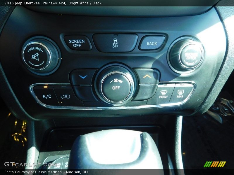 Bright White / Black 2016 Jeep Cherokee Trailhawk 4x4