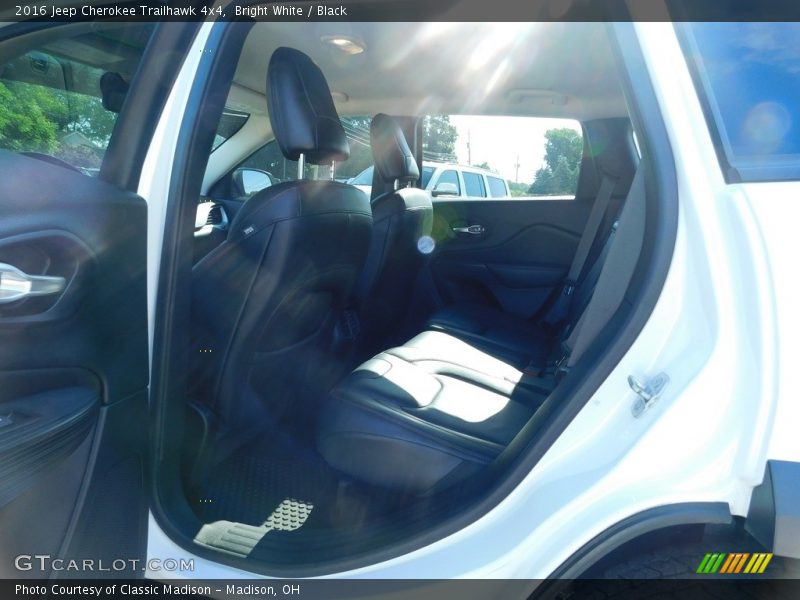 Bright White / Black 2016 Jeep Cherokee Trailhawk 4x4